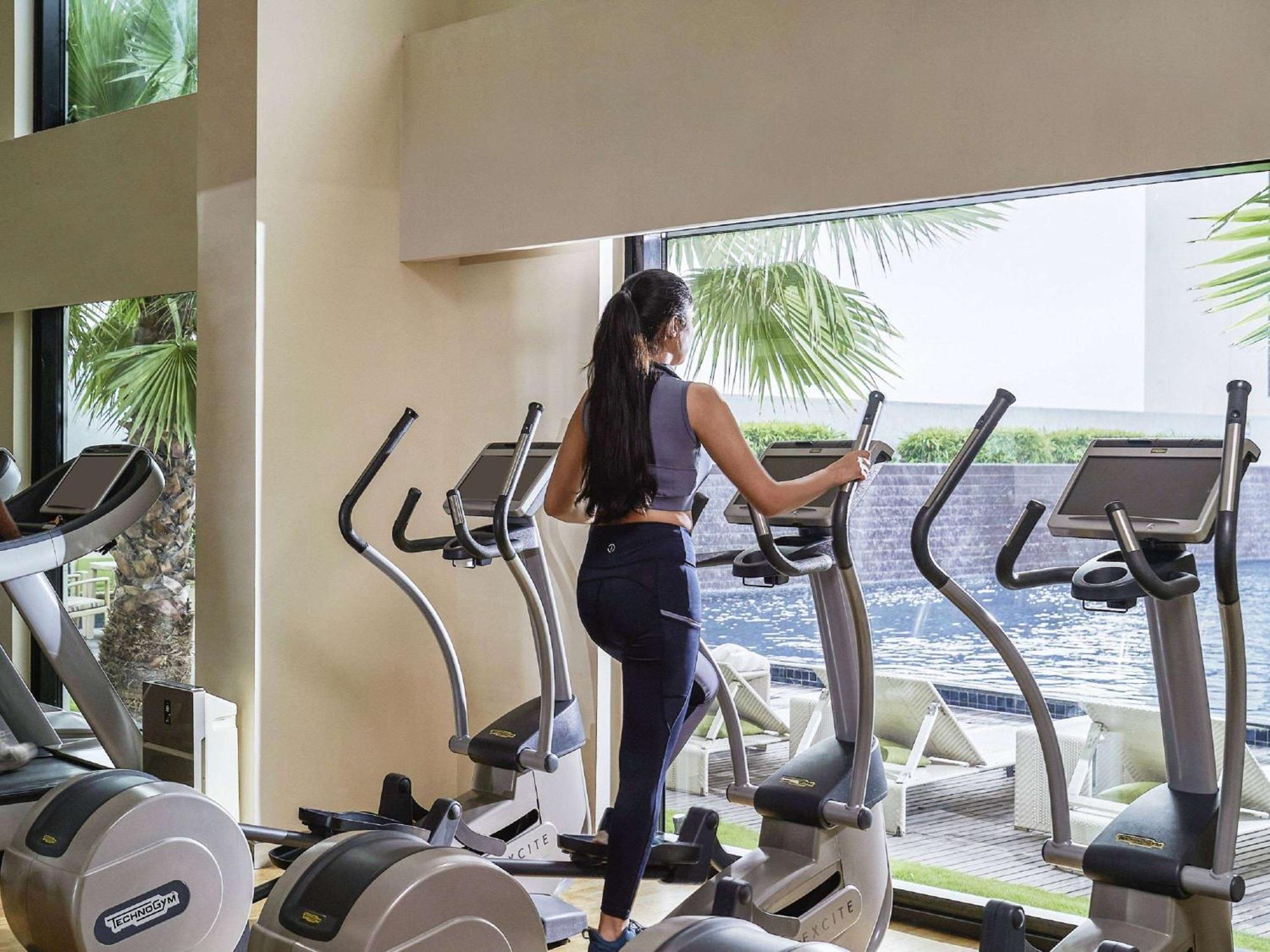Pullman New Delhi Aerocity المظهر الخارجي الصورة A woman on an elliptical trainer