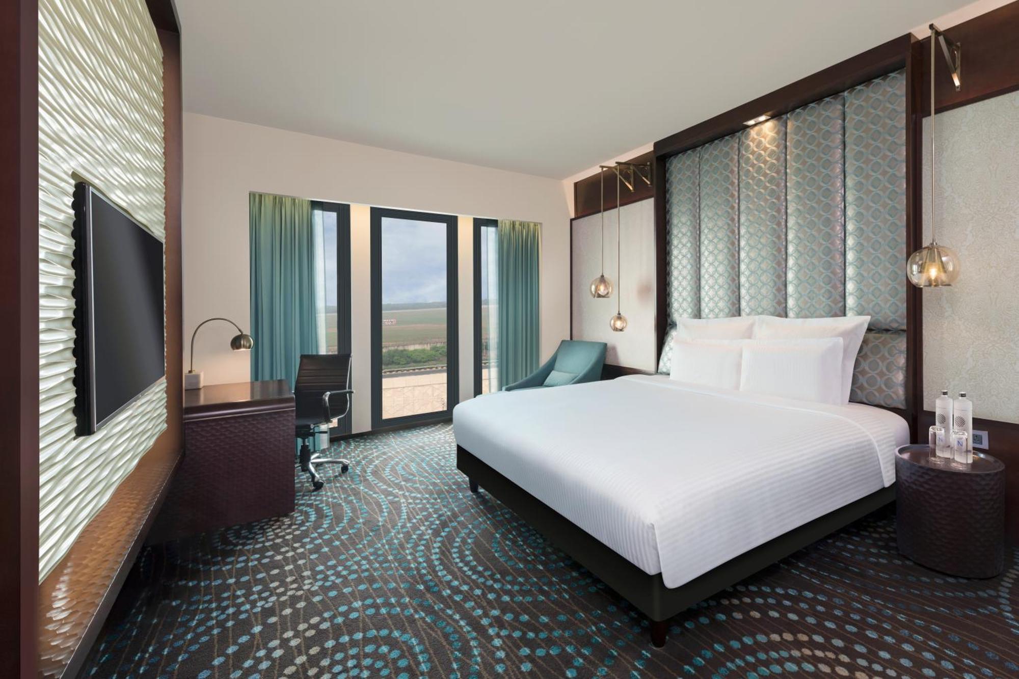 Pullman New Delhi Aerocity المظهر الخارجي الصورة A guest room at the hotel
